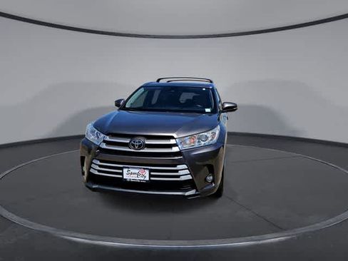 Used 2018 Toyota Highlander XLE FWD image 3