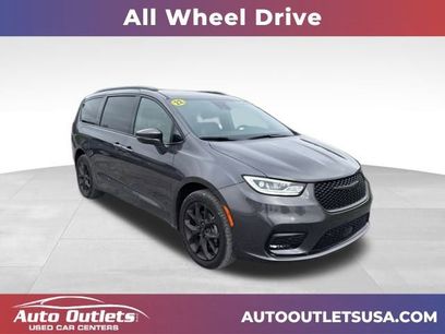 Used 2022 Chrysler Pacifica Limited w/ Uconnect Theater Family Group