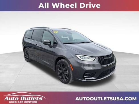 Used 2022 Chrysler Pacifica Limited w/ Uconnect Theater Family Group image 1