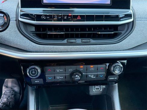 Used 2025 Jeep Compass Latitude w/ Sun & Sound Group image 15