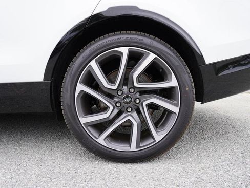 New 2024 Land Rover Discovery Metropolitan Edition image 6