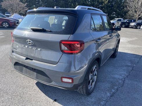 Used 2023 Hyundai Venue Limited image 7