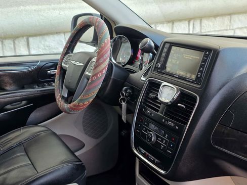Used 2014 Chrysler Town & Country Touring image 20