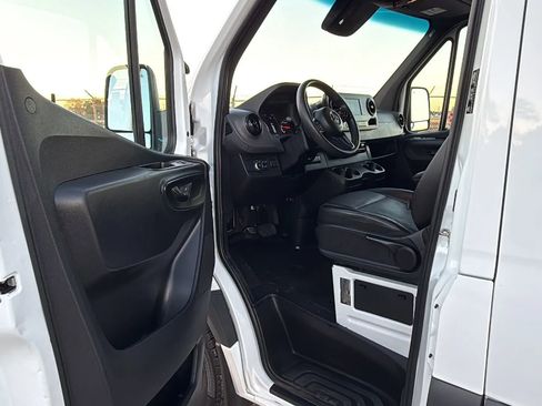 Used 2023 Mercedes-Benz Sprinter 4500 image 15