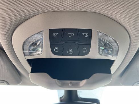 Used 2024 Chrysler Pacifica Touring-L FWD image 19