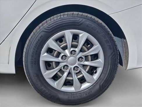 Used 2023 Kia Forte LX image 4