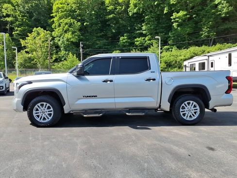 Used 2022 Toyota Tundra SR5 w/ SR5 Convenience Package AWD/4WD image 9