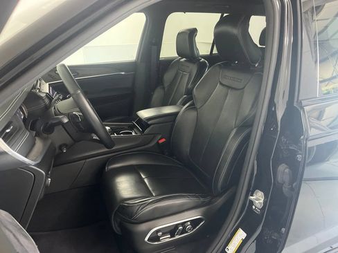 Used 2022 Jeep Grand Cherokee Overland w/ Luxury Tech Group IV AWD/4WD image 18