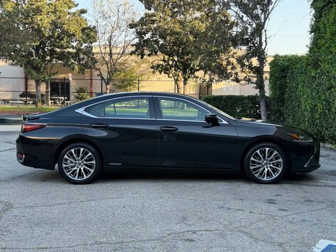 Used 2020 Lexus ES 300h w/ Premium Package image 6