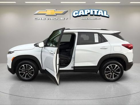 Used 2025 Chevrolet TrailBlazer LT AWD/4WD image 3