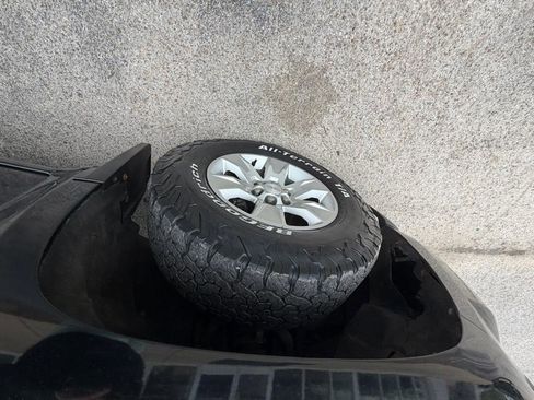 Used 2015 GMC Canyon SLE image 9