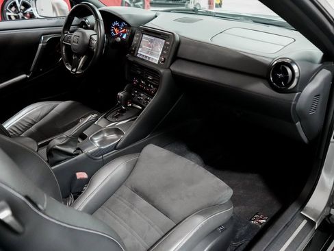 Used 2020 Nissan GT-R Premium image 16