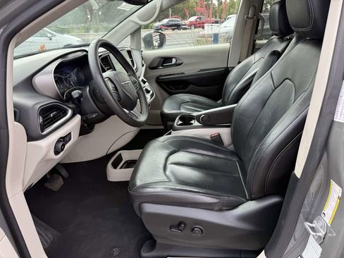 Used 2022 Chrysler Pacifica Touring-L image 9