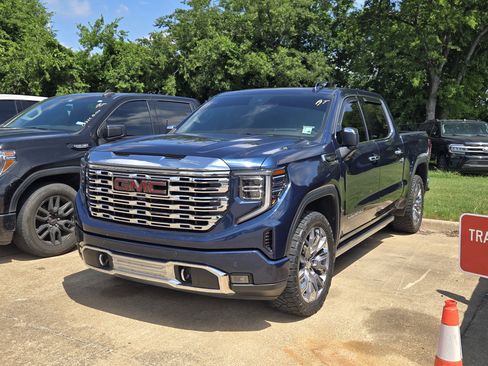 Used 2022 GMC Sierra 1500 Denali w/ Denali Reserve Package AWD/4WD image 3