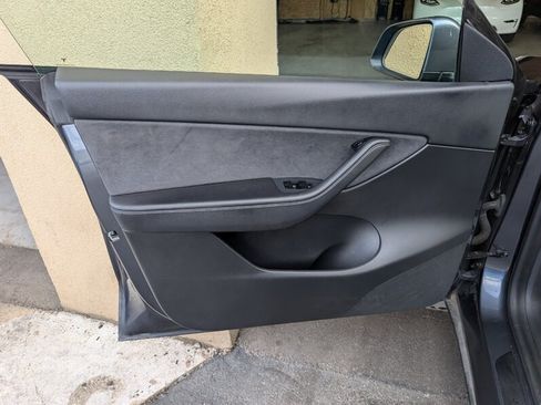 Used 2021 Tesla Model Y Long Range AWD/4WD image 18