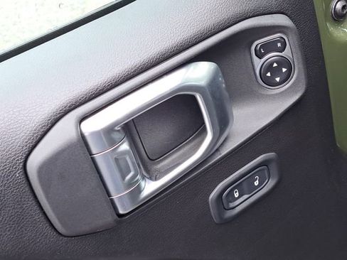 Used 2023 Jeep Gladiator Rubicon w/ Cold Weather Group image 18