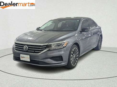 Used 2022 Volkswagen Passat 2.0T FWD image 1