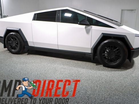 Used 2024 Tesla Cybertruck AWD Crew Cab image 6