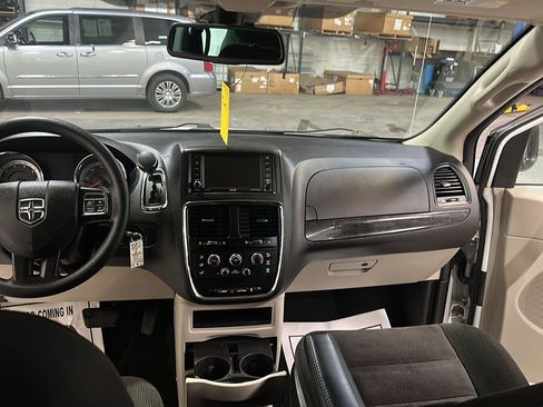 Certified 2019 Dodge Grand Caravan SE w/ UConnect Hands-Free Group image 23