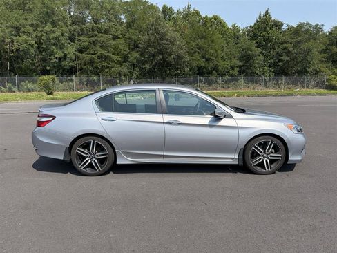 Used 2017 Honda Accord Sport image 4