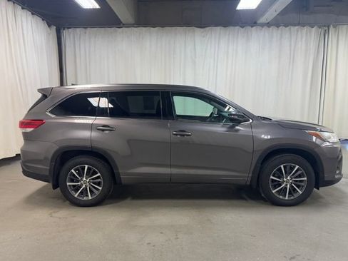 Used 2017 Toyota Highlander XLE AWD/4WD image 3