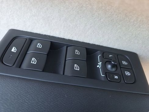 Certified 2023 Volvo XC40 B5 Plus w/ Driver Assist Package image 41