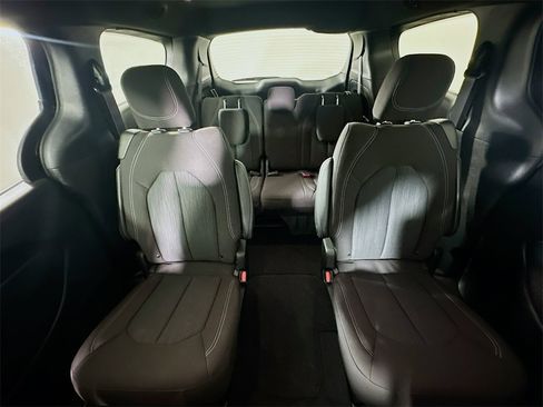Used 2023 Chrysler Pacifica Touring image 13