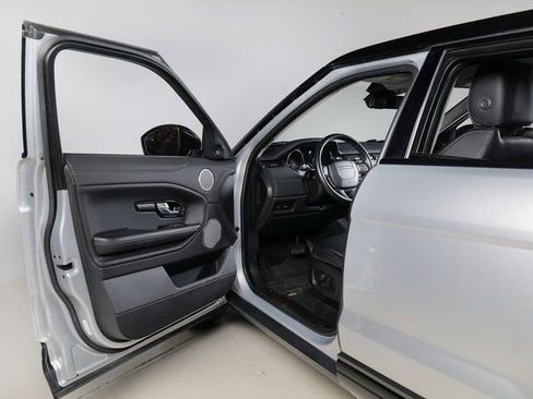 Used 2019 Land Rover Range Rover Evoque SE Premium image 25