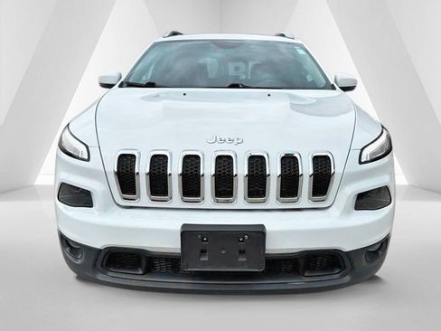Used 2018 Jeep Cherokee Latitude Plus w/ Comfort/Convenience Group AWD/4WD image 2