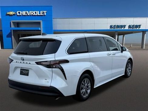 Used 2025 Toyota Sienna XLE FWD image 5