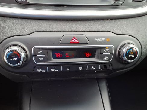 Used 2019 Kia Sorento LX image 19