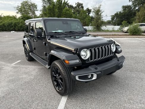 Used 2025 Jeep Wrangler Unlimited Sahara AWD/4WD image 16