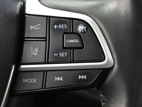 Used 2023 Toyota Highlander XLE AWD/4WD image 7