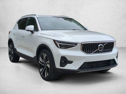 Used 2024 Volvo XC40 B5 Plus w/ Protection Package Premier AWD/4WD image 3