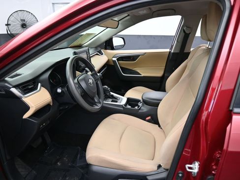 Used 2019 Toyota RAV4 LE image 11