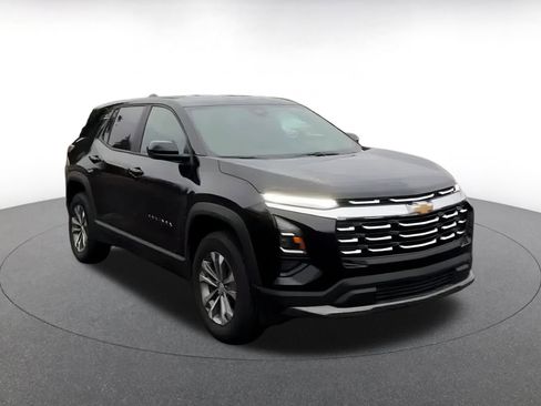 Used 2025 Chevrolet Equinox LT image 3