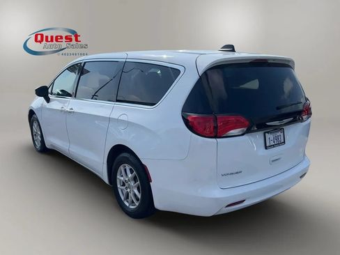 Used 2022 Chrysler Voyager LX FWD image 5