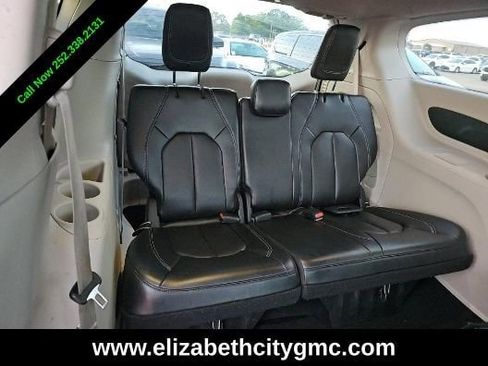 Used 2023 Chrysler Pacifica Touring-L image 6