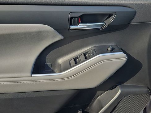 Used 2022 Toyota Highlander XLE image 18