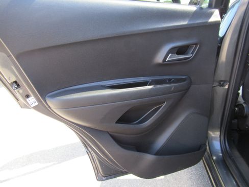 Used 2020 Chevrolet Trax LT FWD image 11