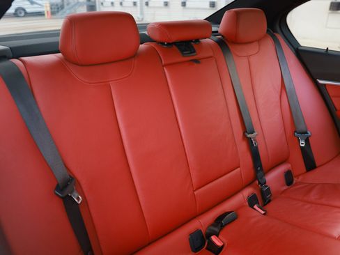 Used 2018 BMW 330i Sedan w/ M Sport Package image 17