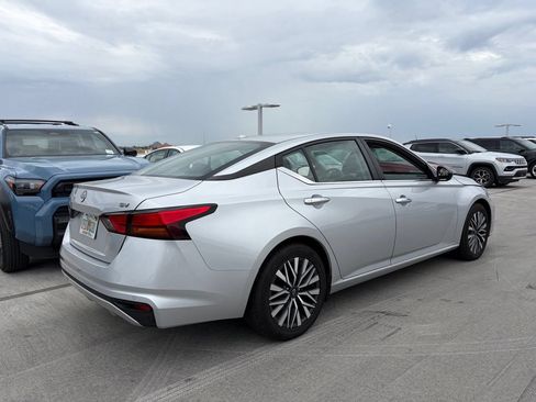 Used 2024 Nissan Altima 2.5 SV FWD image 2