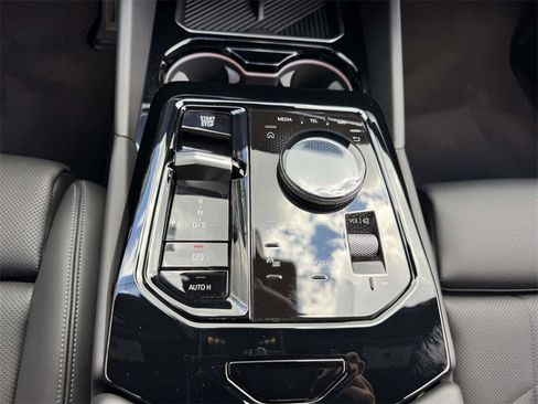 Used 2025 BMW 550e xDrive w/ Premium Package image 14