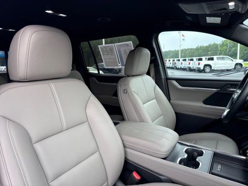 Used 2026 GMC Acadia Elevation w/ Elevation Premium Package FWD image 11