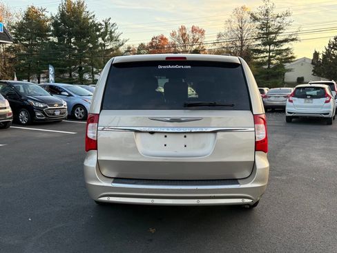 Used 2014 Chrysler Town & Country Touring-L w/ Driver Convenience Group image 9