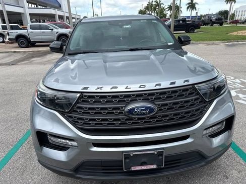 Used 2022 Ford Explorer XLT w/ Equipment Group 202A AWD/4WD image 2