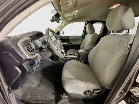 Used 2018 Toyota Tacoma SR5 RWD image 13