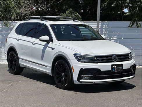 Used 2018 Volkswagen Tiguan SEL Premium w/ R-Line Package AWD/4WD image 8