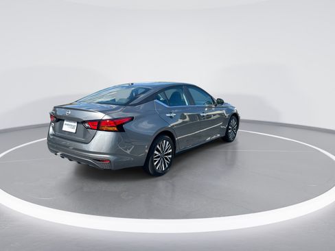Used 2025 Nissan Altima 2.5 SV FWD image 9