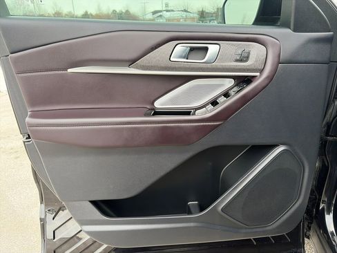 Used 2025 Ford Explorer Platinum image 16